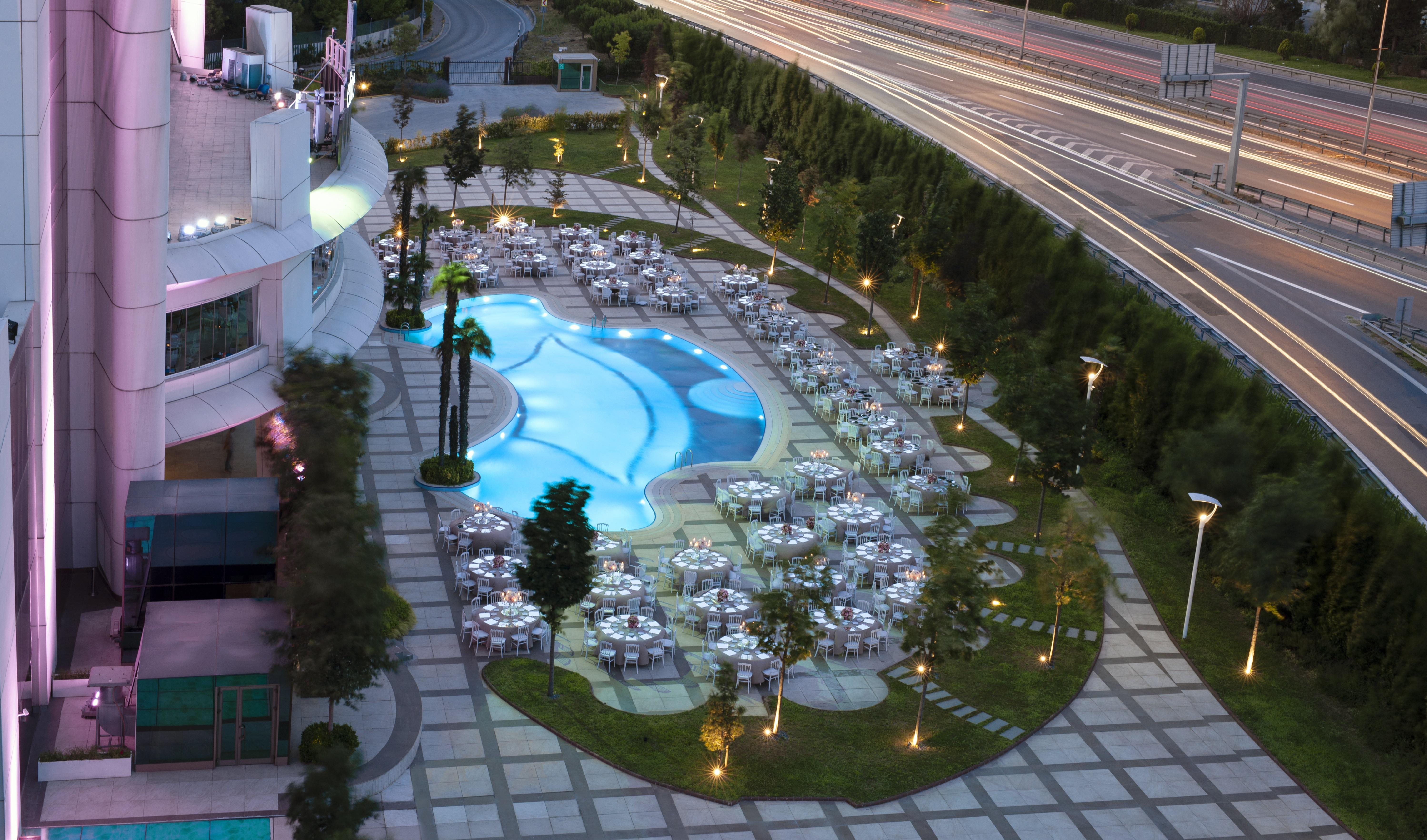 Elite World Grand Istanbul Basin Ekspres Hotel Ngoại thất bức ảnh The pool at the hotel