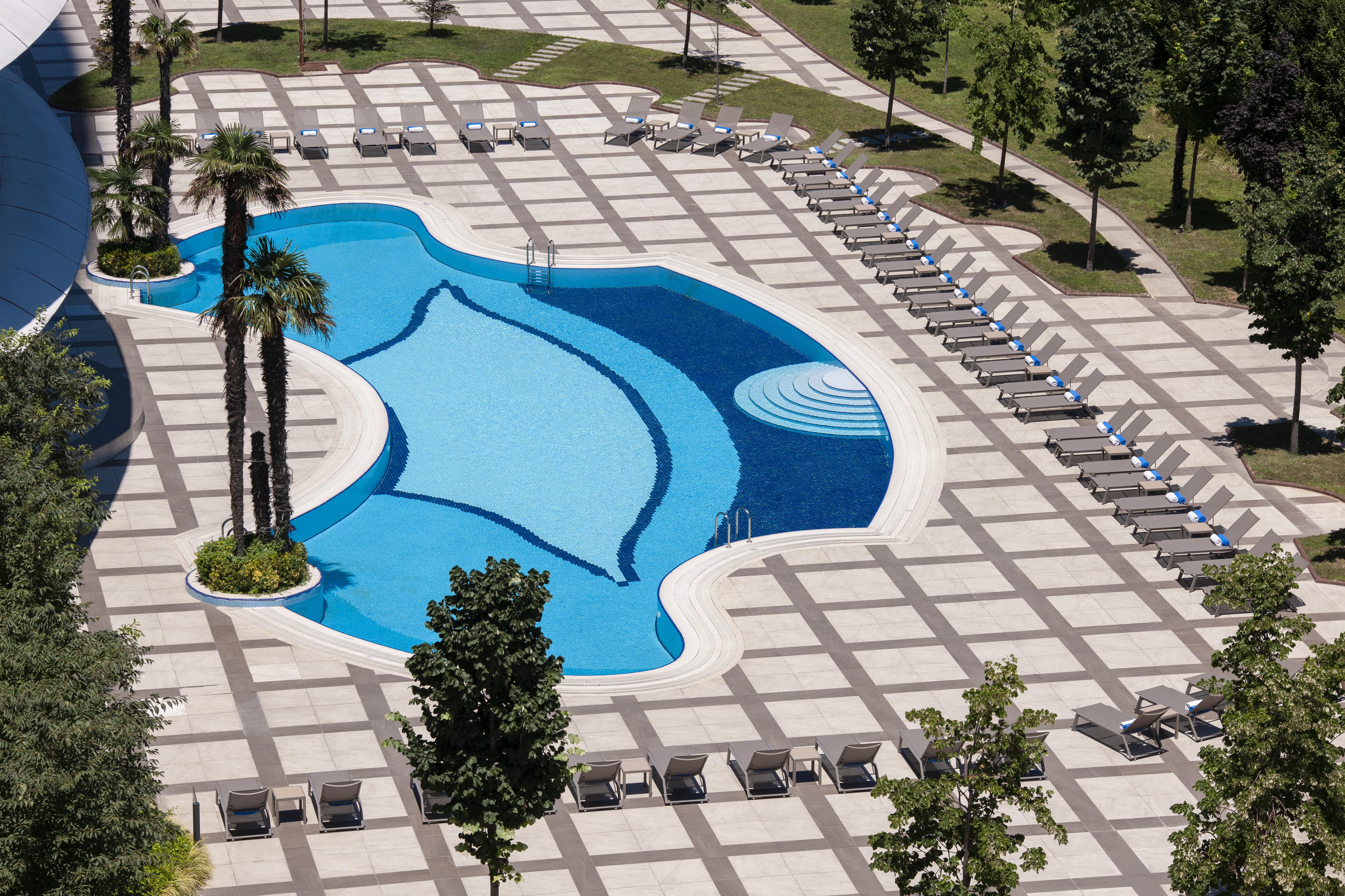 Elite World Grand Istanbul Basin Ekspres Hotel Ngoại thất bức ảnh Pool at the hotel