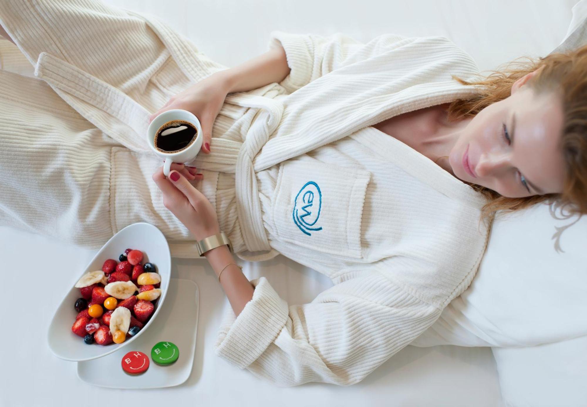 Elite World Grand Istanbul Basin Ekspres Hotel Ngoại thất bức ảnh A woman wearing a bathrobe