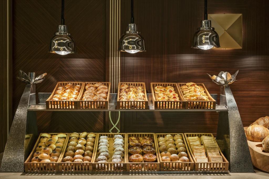Elite World Grand Istanbul Basin Ekspres Hotel Ngoại thất bức ảnh Buns at a bakery